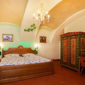 Zimmer mit Kingsize-Bett